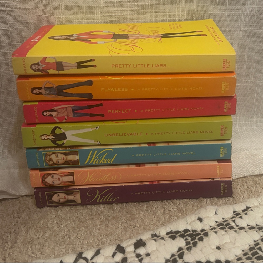 Pretty Little Liars Books 1-7